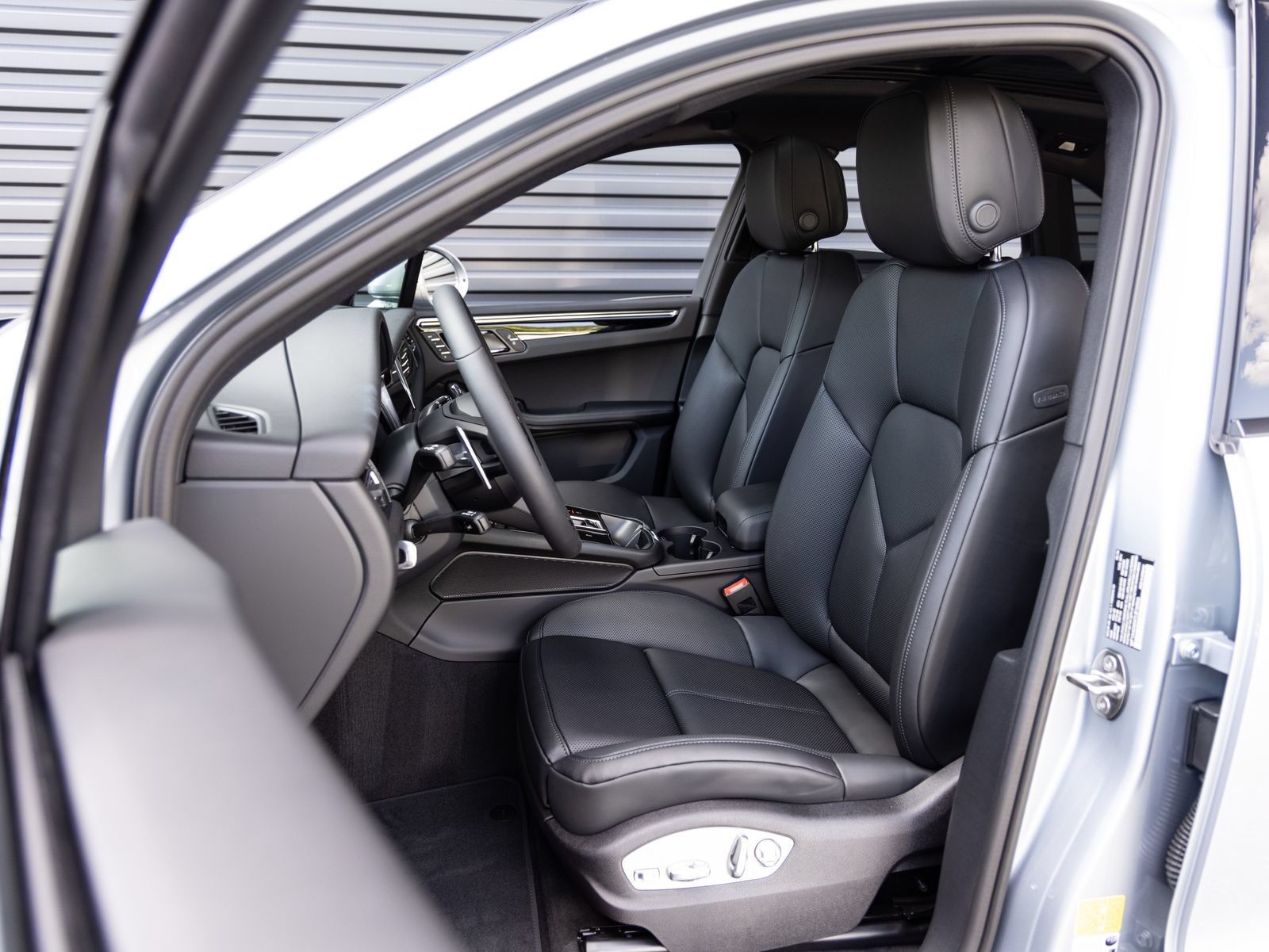 Certified 2026 Porsche Macan AWD/4WD image 5