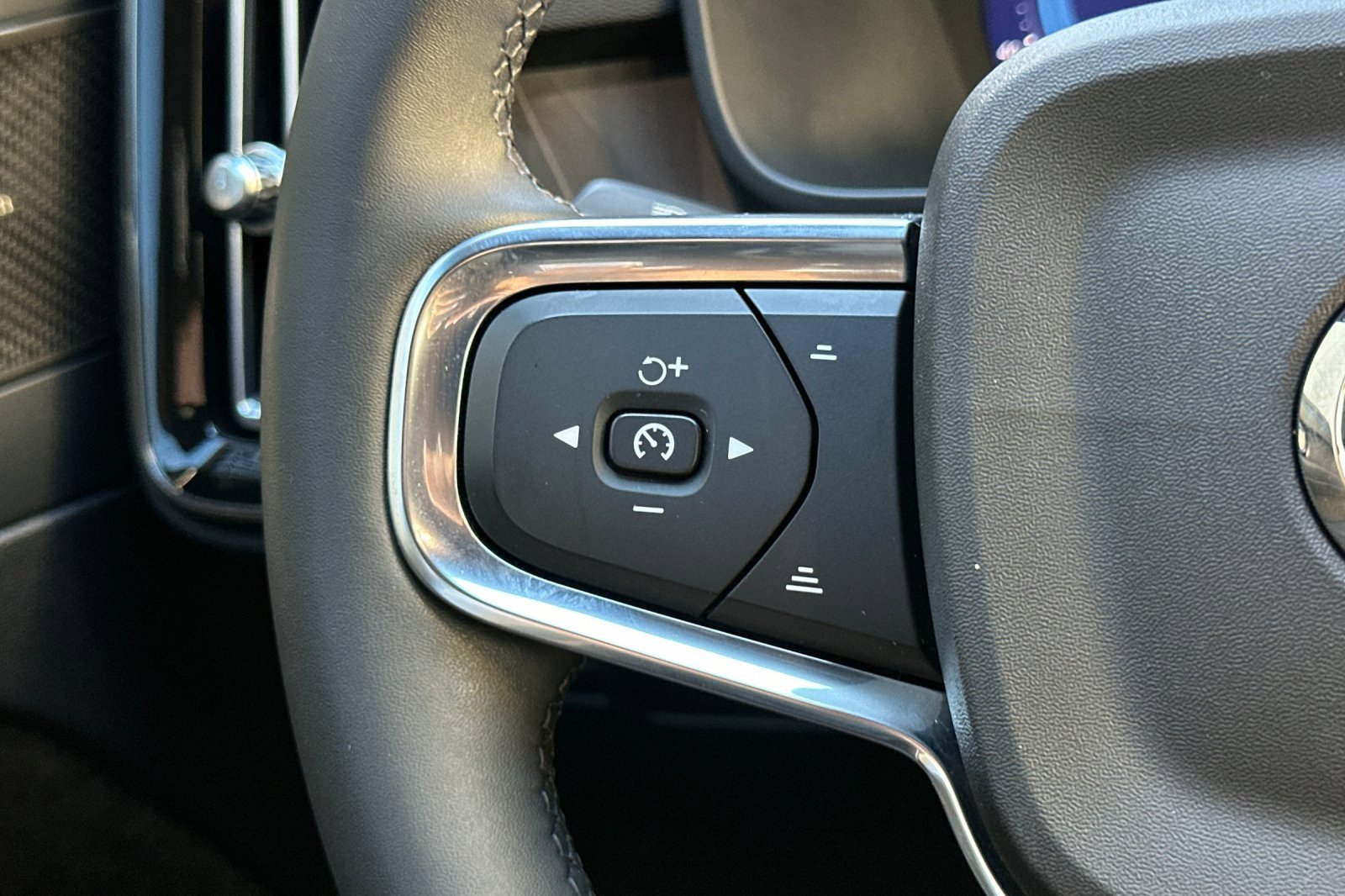 Used 2023 Volvo XC40 Recharge Ultimate image 27