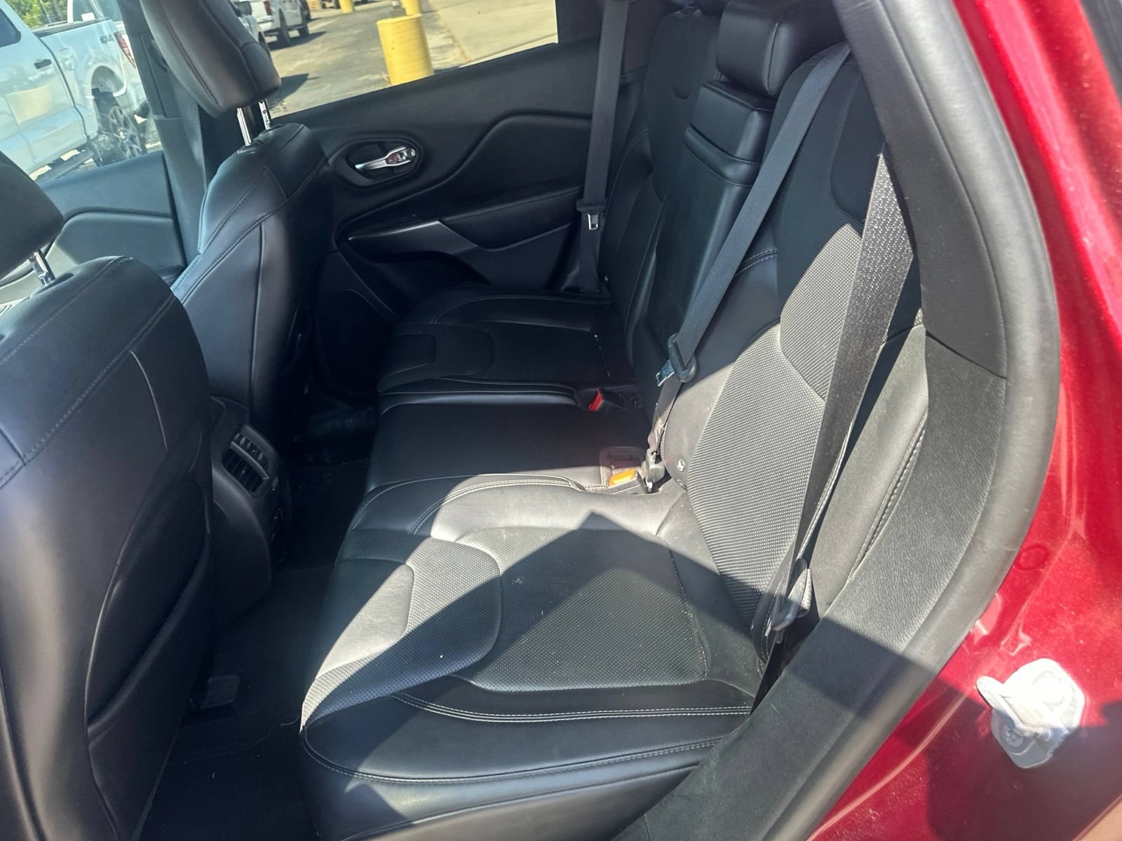 Used 2019 Jeep Cherokee Limited w/ Technology Group FWD image 8