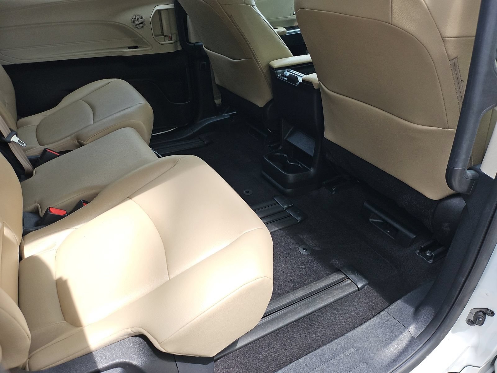 Used 2023 Toyota Sienna XLE FWD image 32