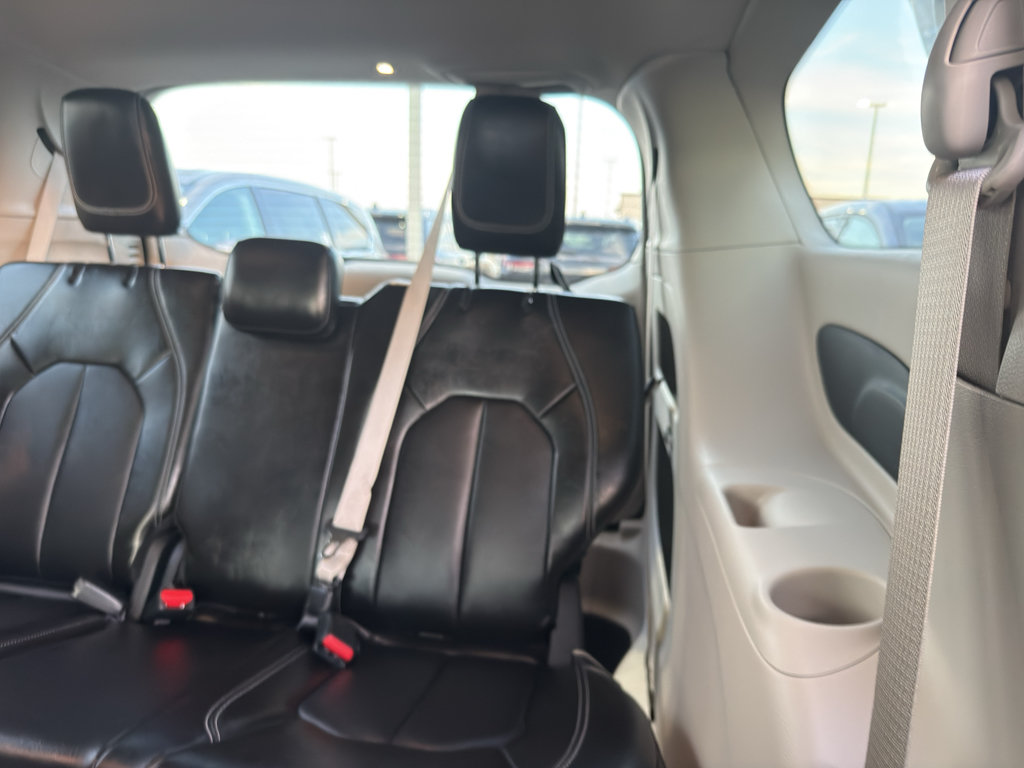 Used 2024 Chrysler Pacifica Touring-L FWD image 32