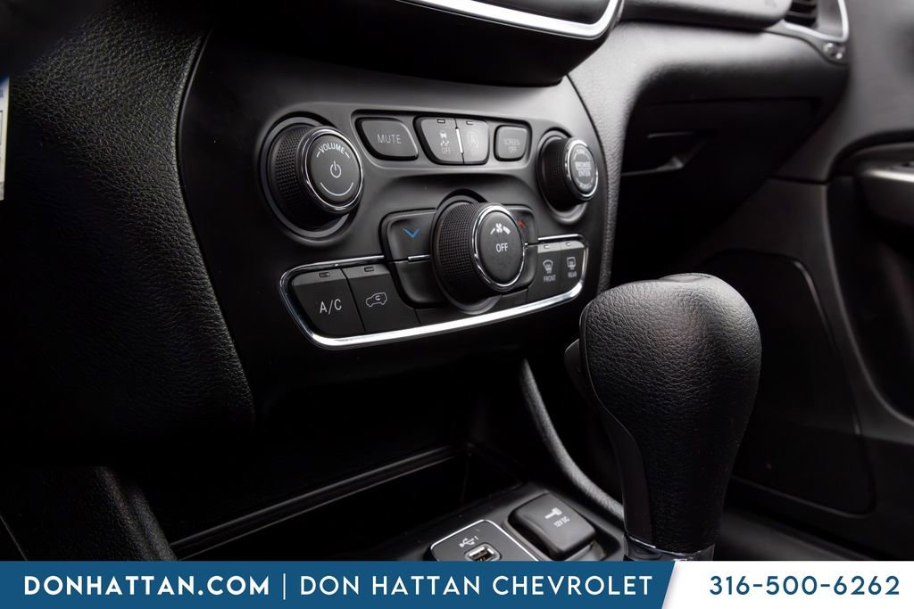 Used 2019 Jeep Cherokee Latitude w/ Popular Appearance Group FWD image 8