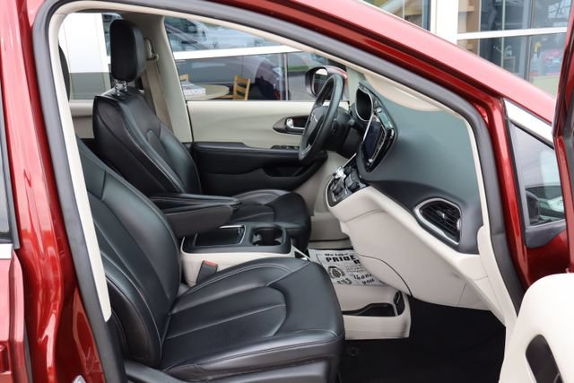 Used 2023 Chrysler Pacifica Touring-L FWD image 32