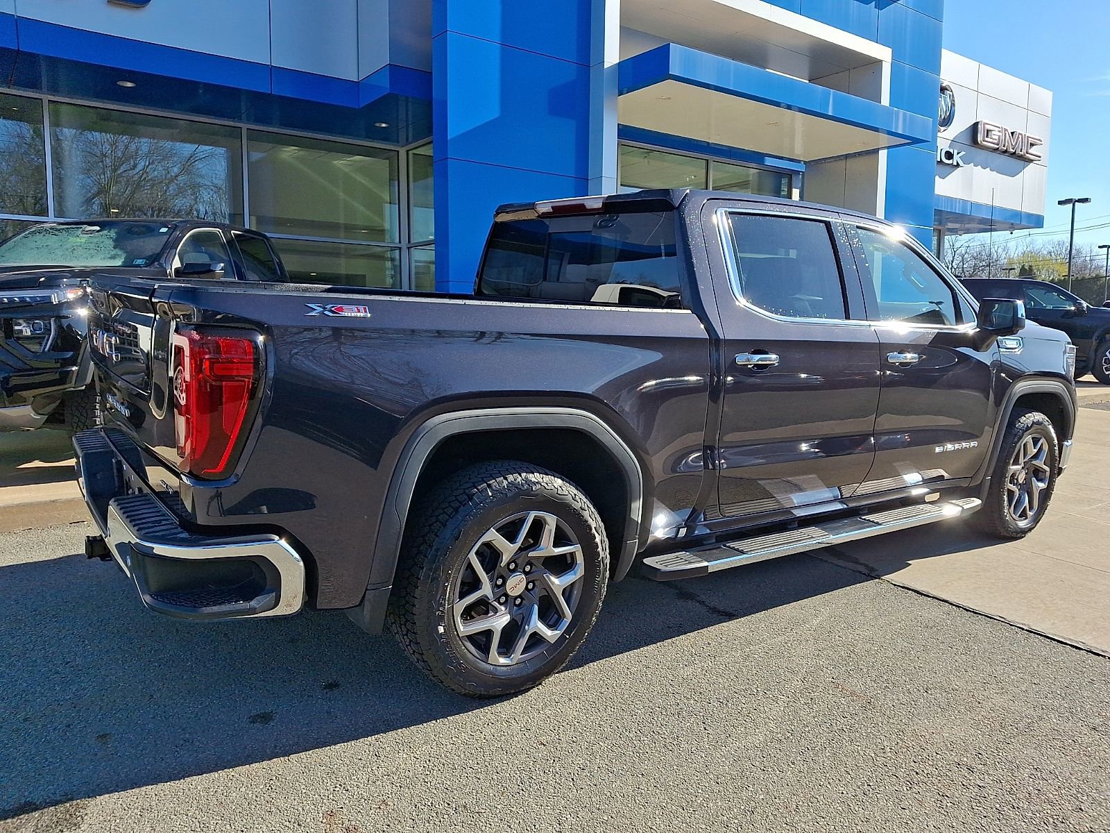Used 2022 GMC Sierra 1500 SLT w/ SLT Premium Plus Package AWD/4WD image 6