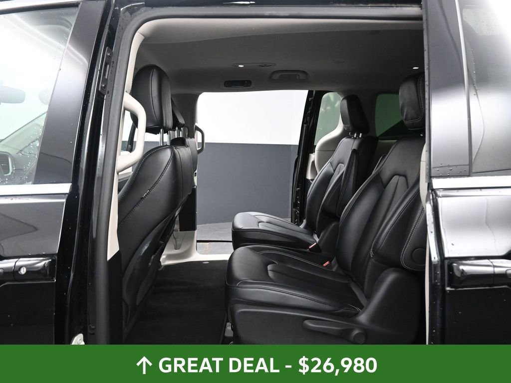 Used 2024 Chrysler Pacifica Select image 28