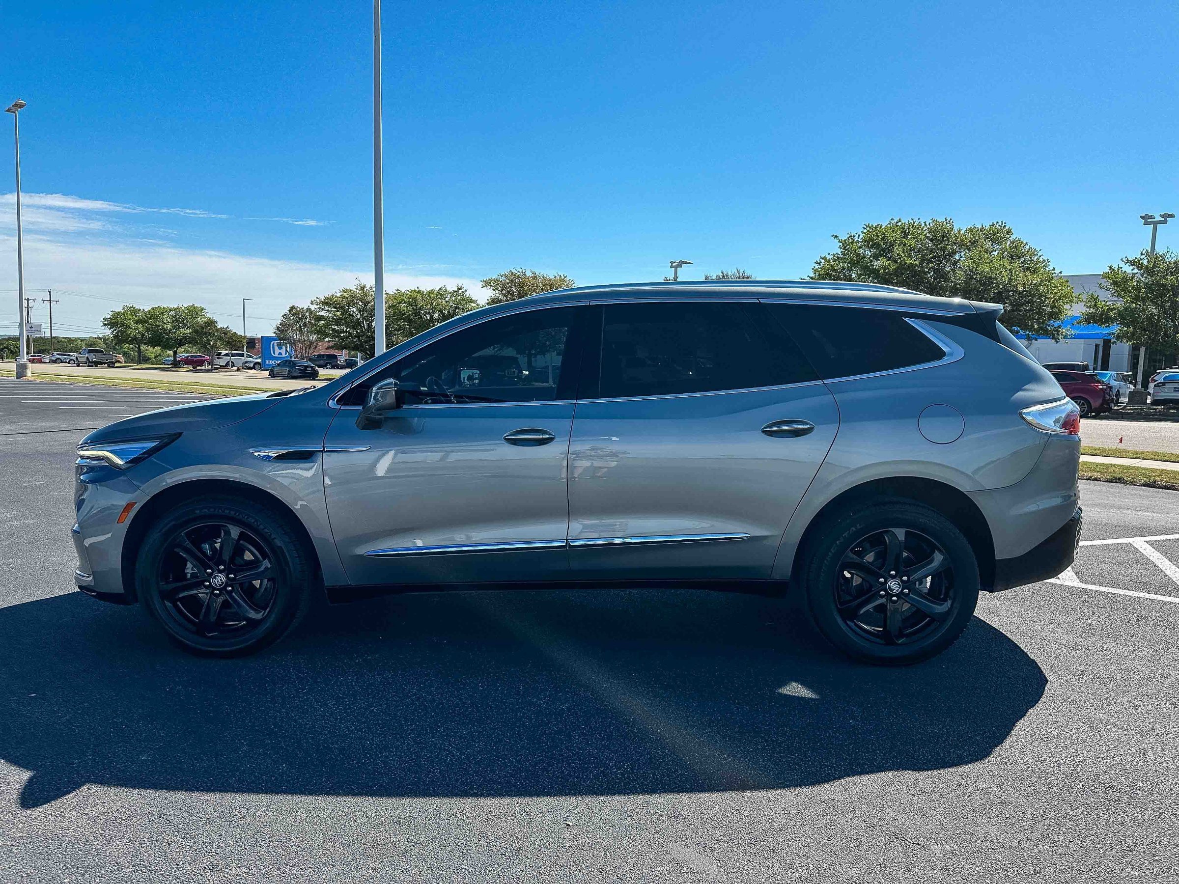 Used 2023 Buick Enclave Essence w/ Sport Touring Edition FWD image 9
