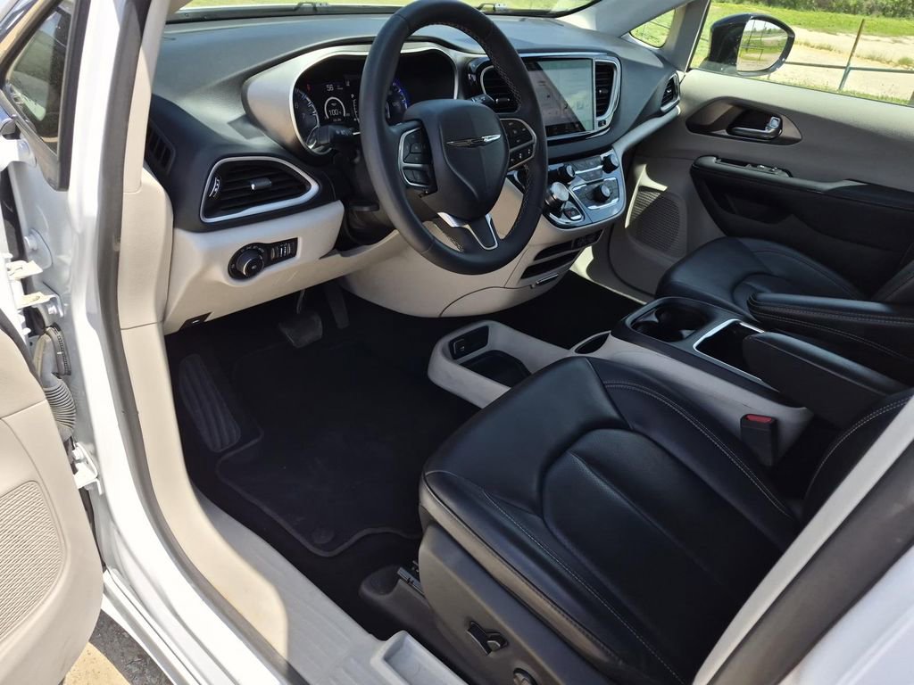 Used 2024 Chrysler Pacifica Touring-L FWD image 11