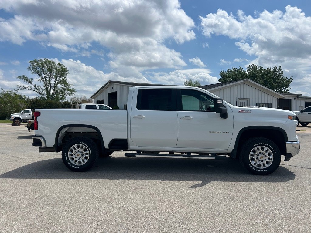 Used 2024 Chevrolet Silverado 2500 LT AWD/4WD image 4