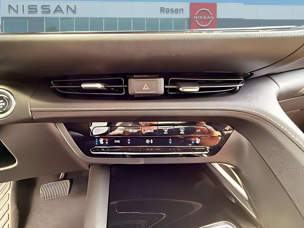 Used 2023 Buick Envision Avenir AWD/4WD image 21