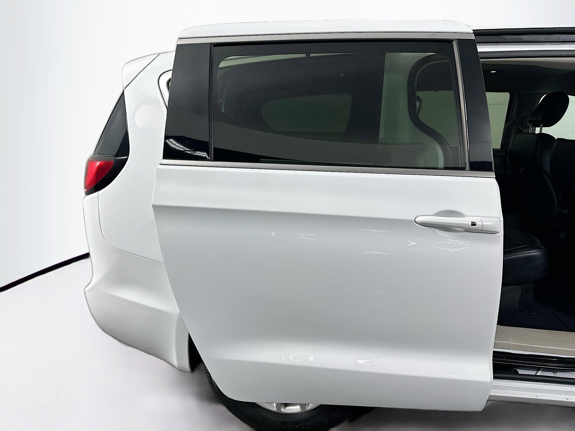 Used 2024 Chrysler Pacifica Touring-L FWD image 32