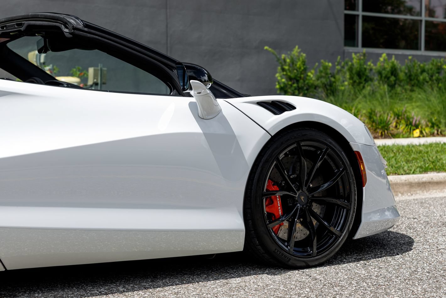 Used 2025 McLaren Artura Spider RWD image 19