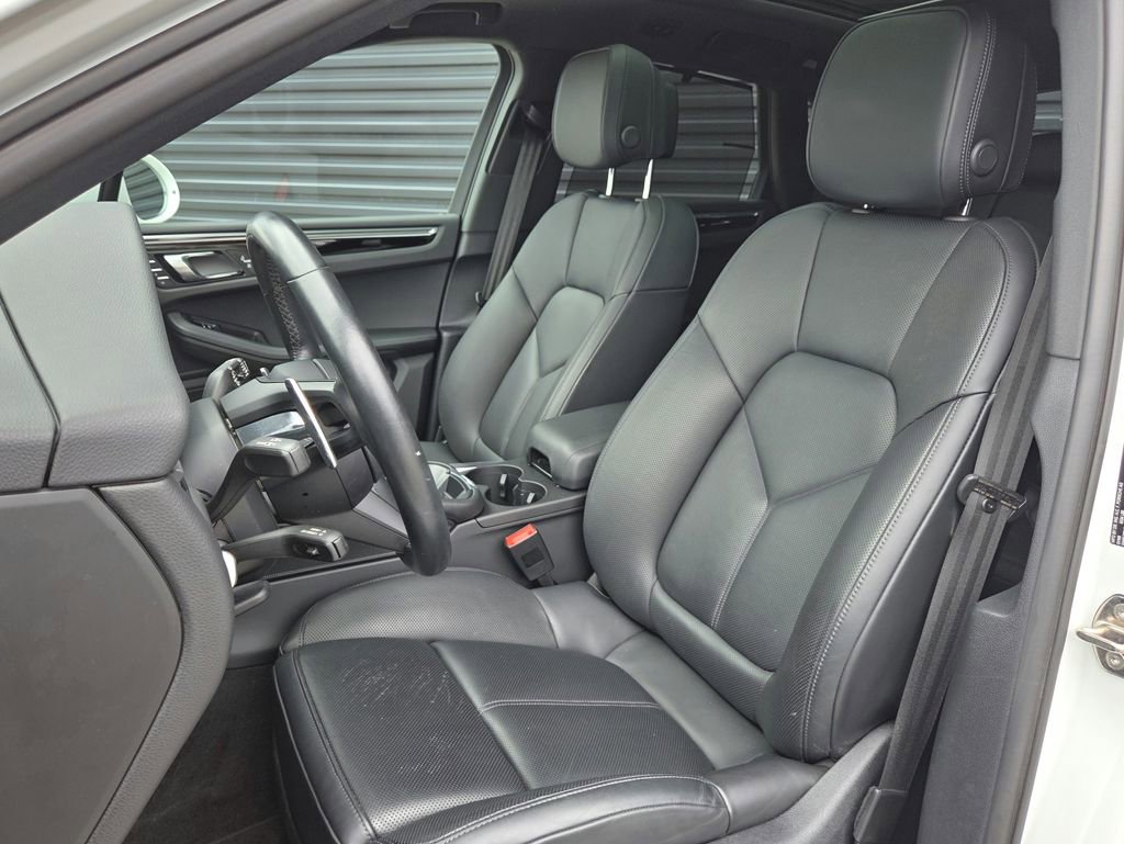 Certified 2026 Porsche Macan AWD/4WD image 5