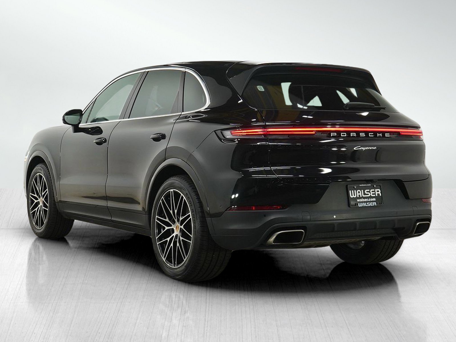 Used 2025 Porsche Cayenne AWD/4WD image 3