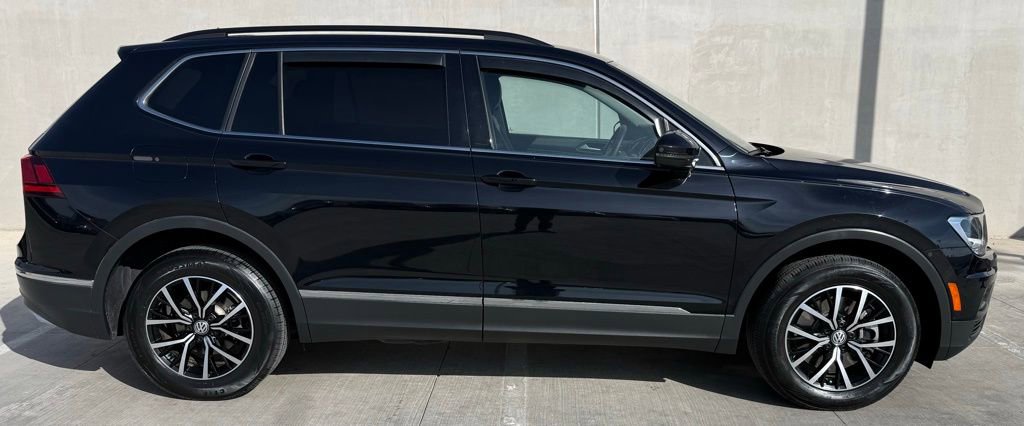 Used 2021 Volkswagen Tiguan SE w/ Panoramic Sunroof Package image 3