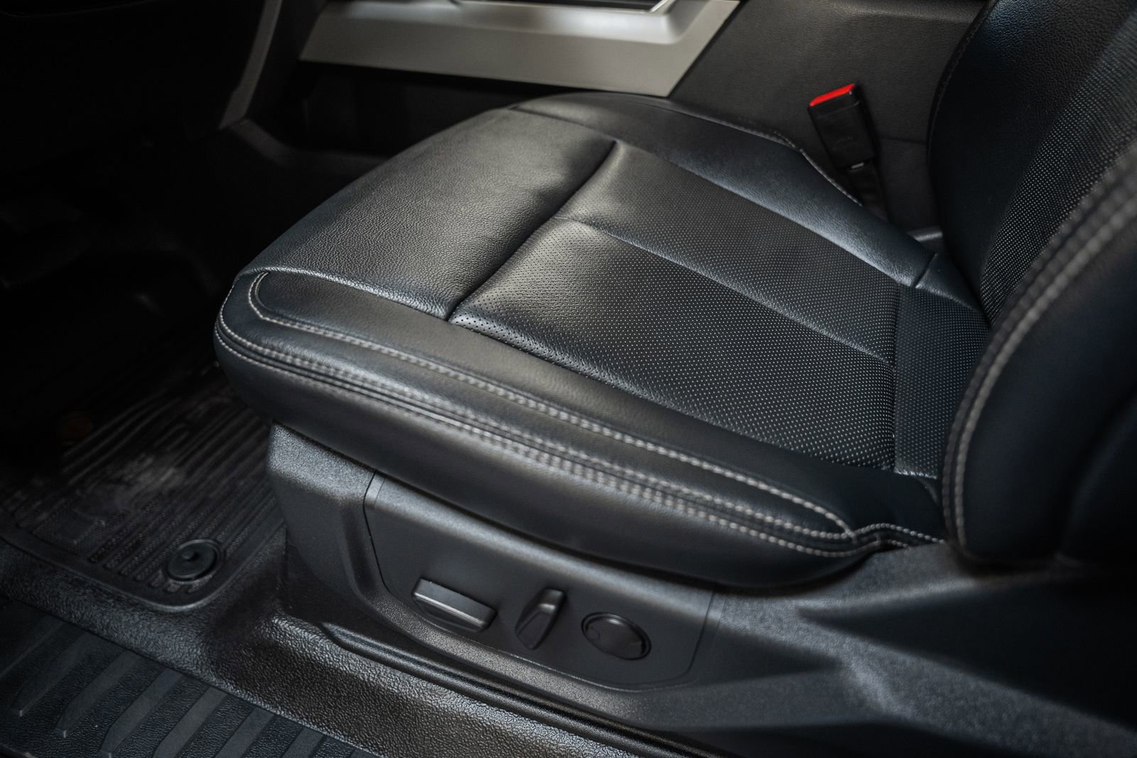 Used 2022 Ford F250 Lariat w/ Black Appearance Pkg image 47