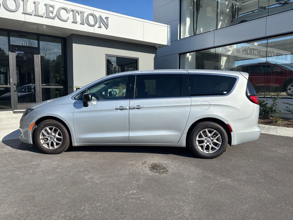 Used 2024 Chrysler Voyager LX FWD image 10
