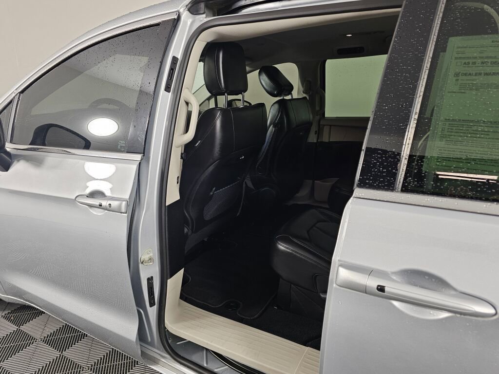 Used 2023 Chrysler Pacifica Touring-L image 32