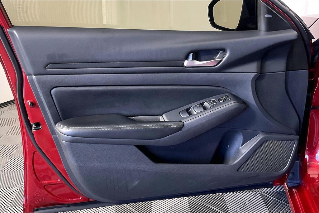 Used 2025 Nissan Altima 2.5 SV FWD image 19