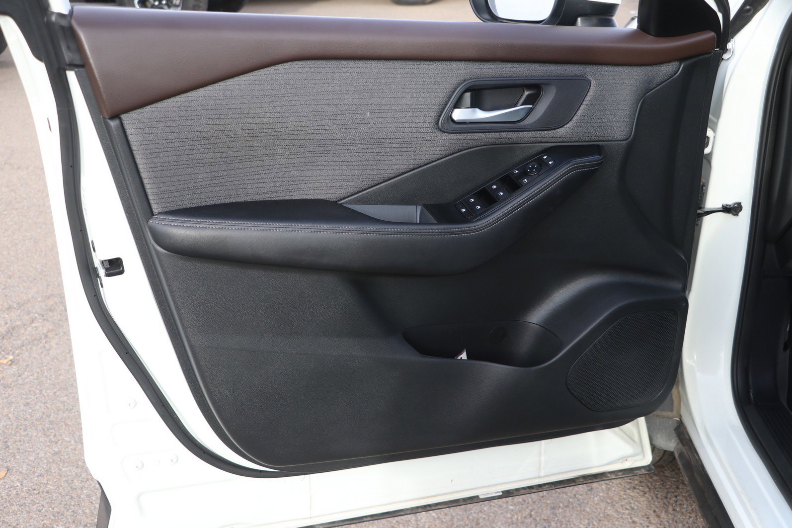 Used 2023 Nissan Rogue SV image 10