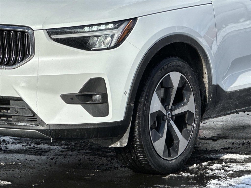 Used 2025 Volvo XC40 B5 Plus image 8
