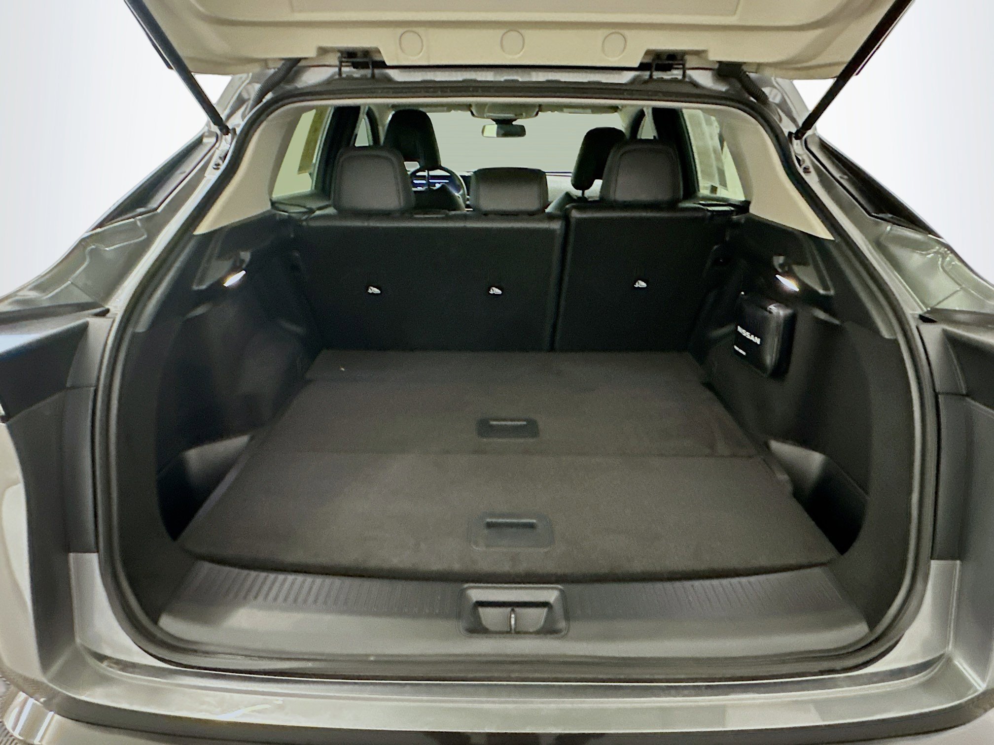 Used 2023 Nissan Ariya AWD image 30