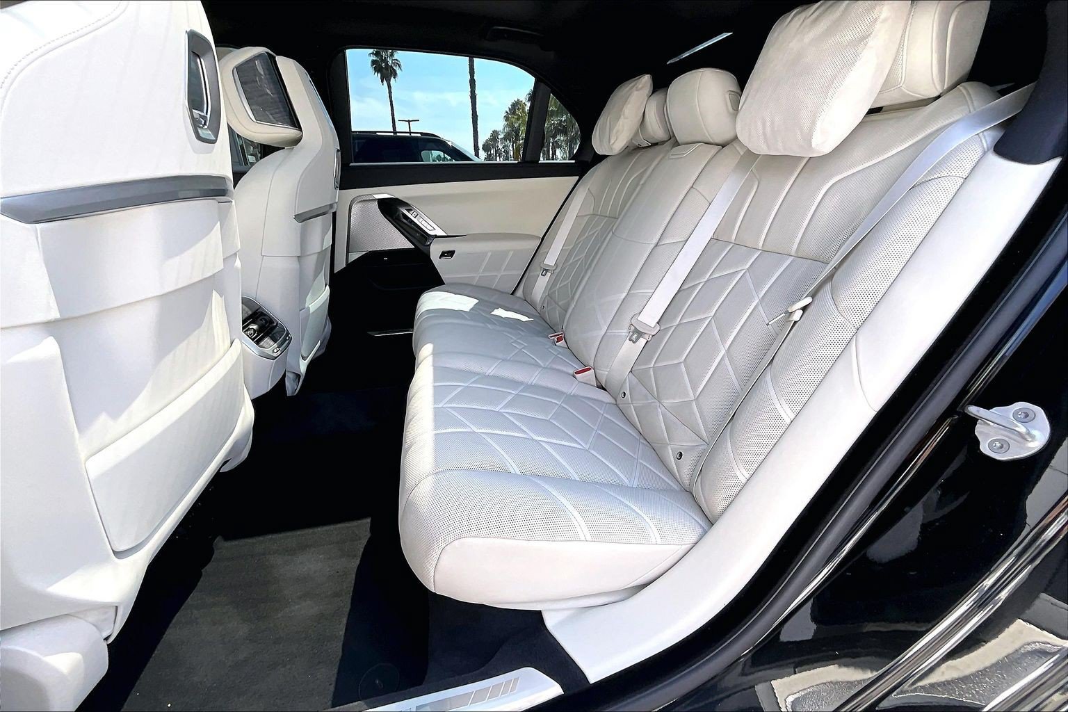 Used 2025 BMW 760i xDrive w/ Luxury Rear Seating Package AWD/4WD image 25