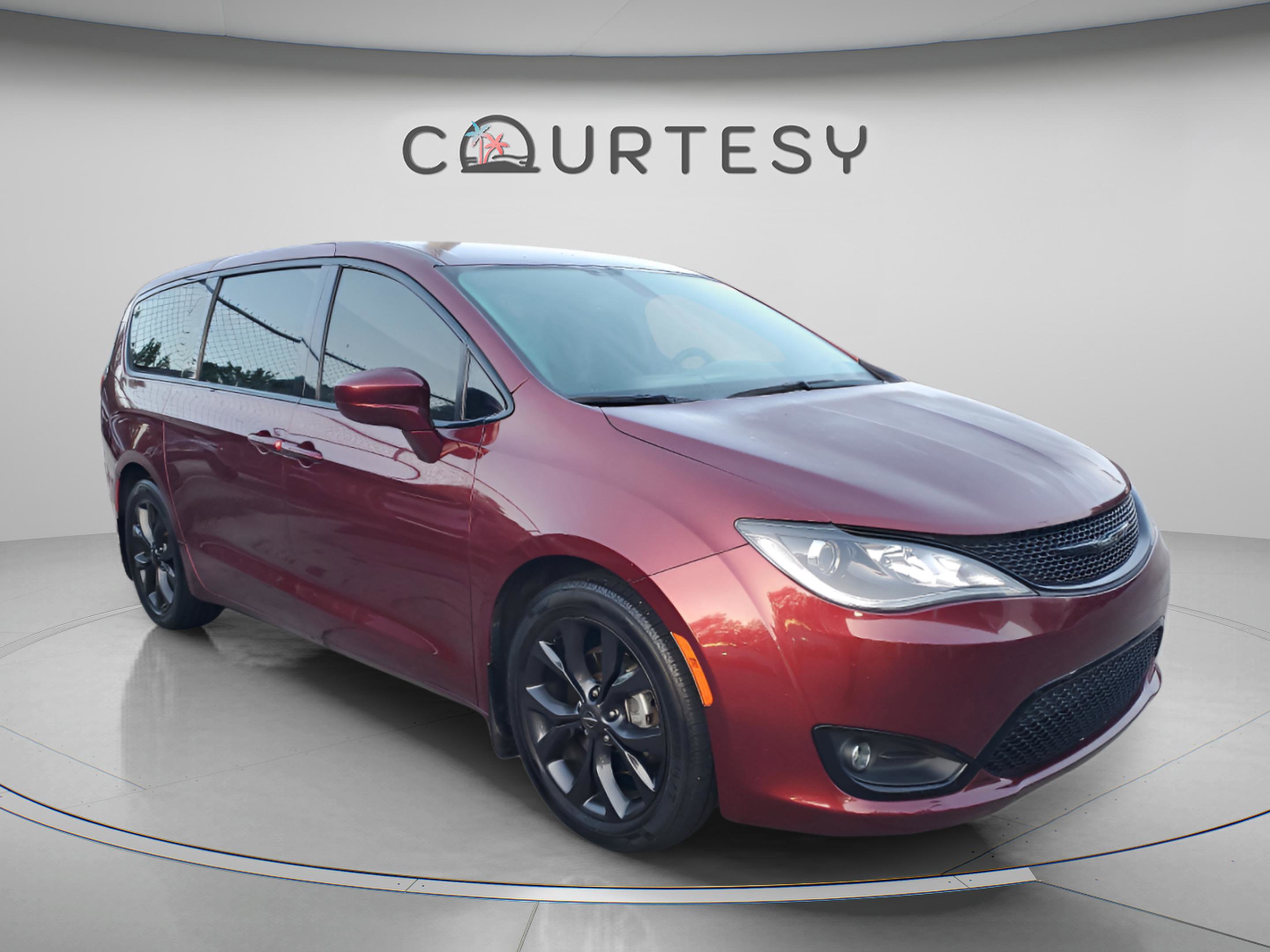 Used 2020 Chrysler Pacifica Touring w/ S Appearance Package FWD image 4