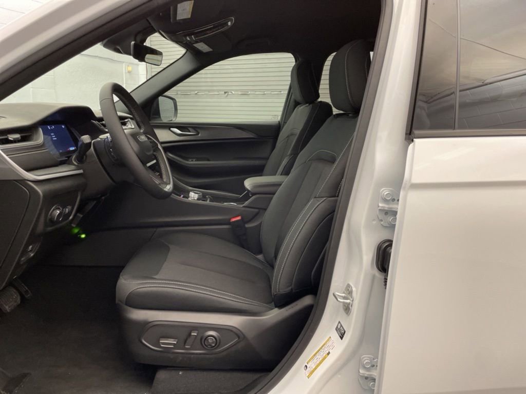 New 2026 Jeep Grand Cherokee Laredo image 14