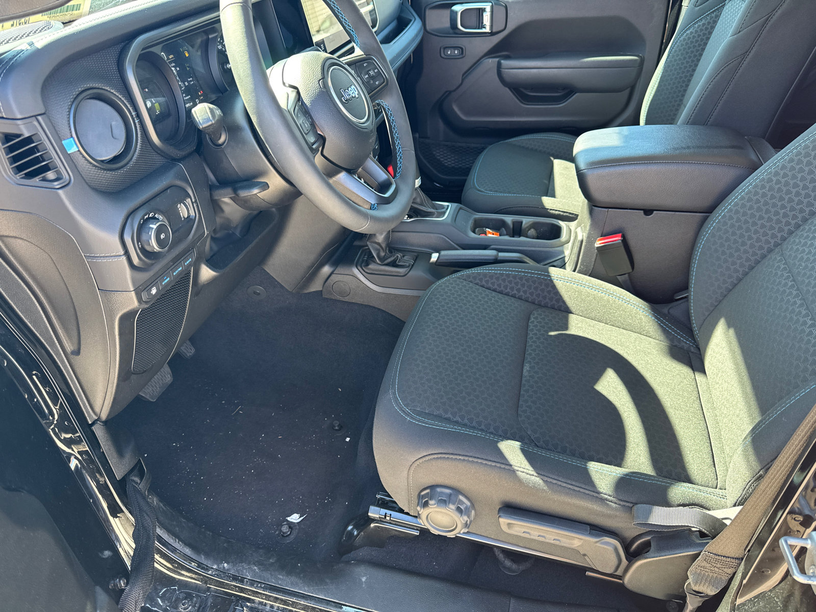 Used 2025 Jeep Wrangler Unlimited Rubicon 4xe w/ Convenience Group AWD/4WD image 9