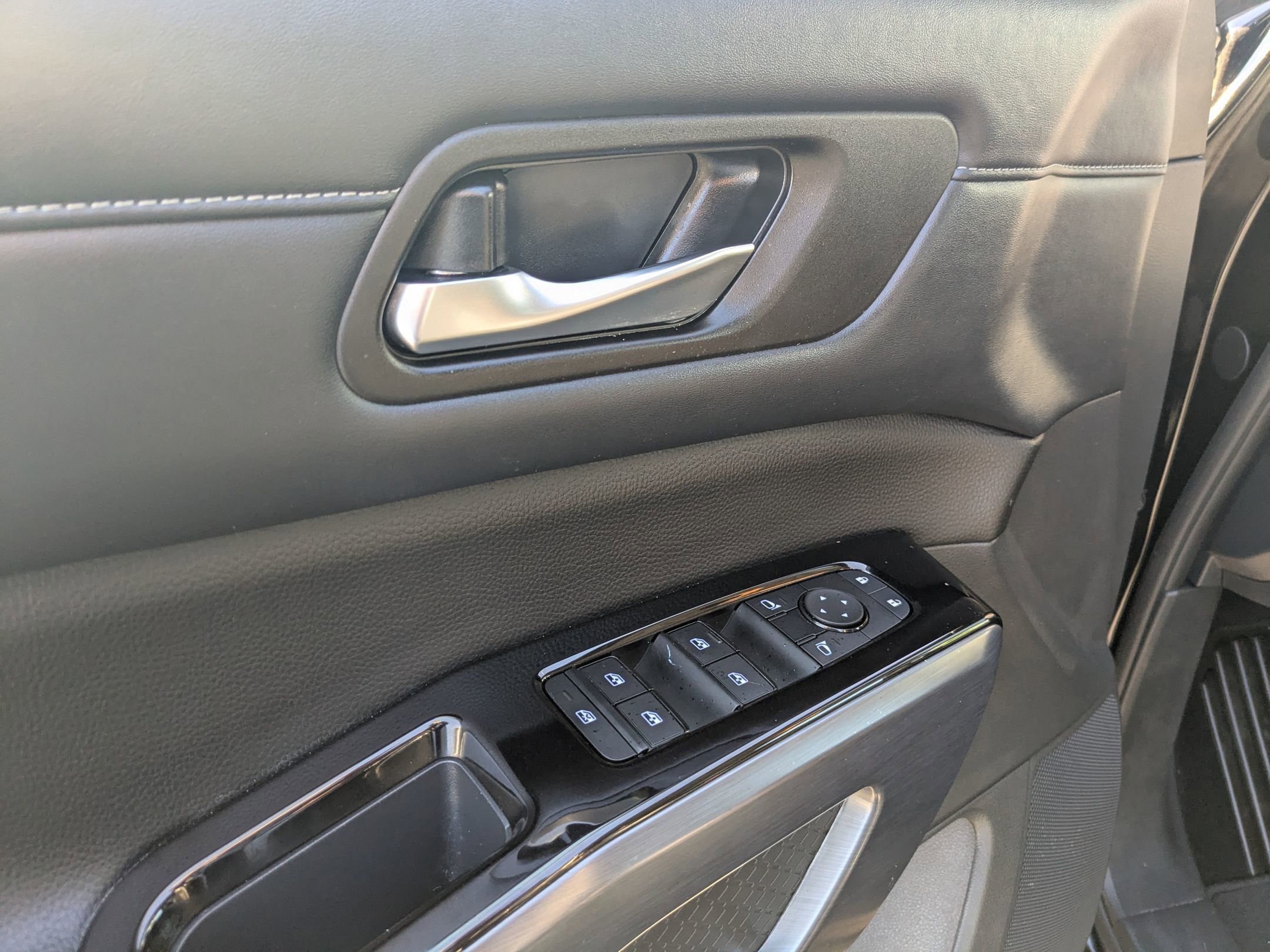 Used 2025 Nissan Pathfinder SL image 12