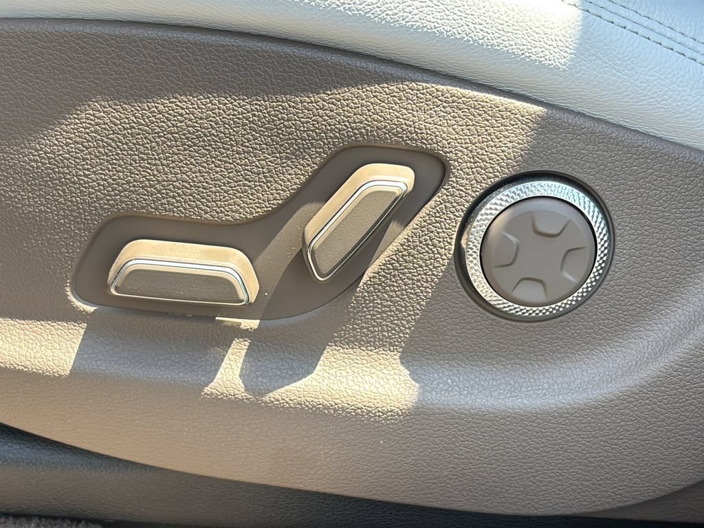 Certified 2026 Genesis GV70 2.5T Advanced AWD/4WD image 15
