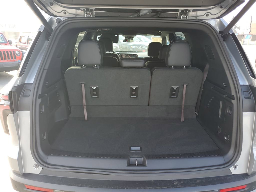 Used 2025 Chevrolet Traverse LT image 8