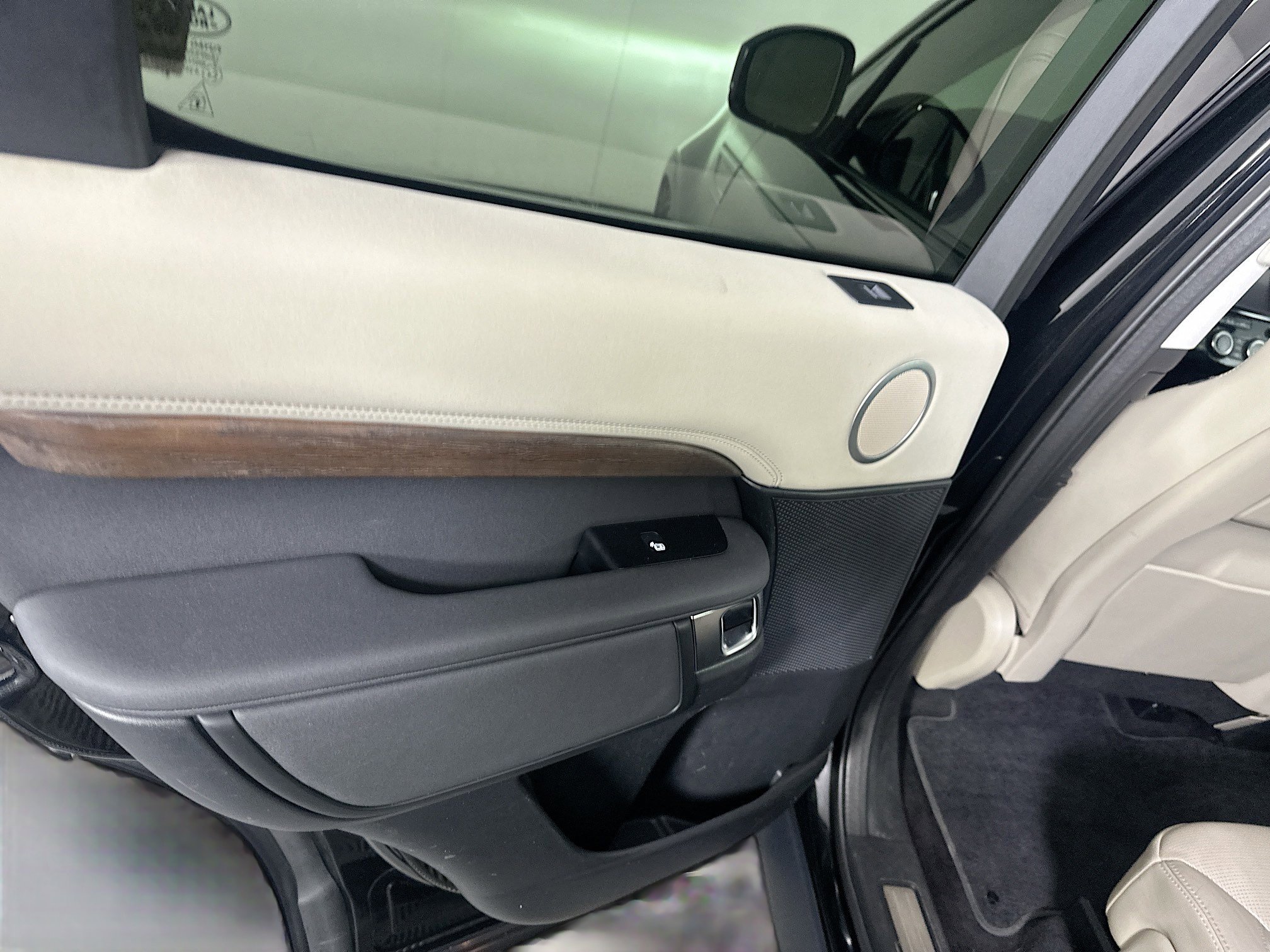 Used 2019 Land Rover Discovery HSE AWD/4WD image 27