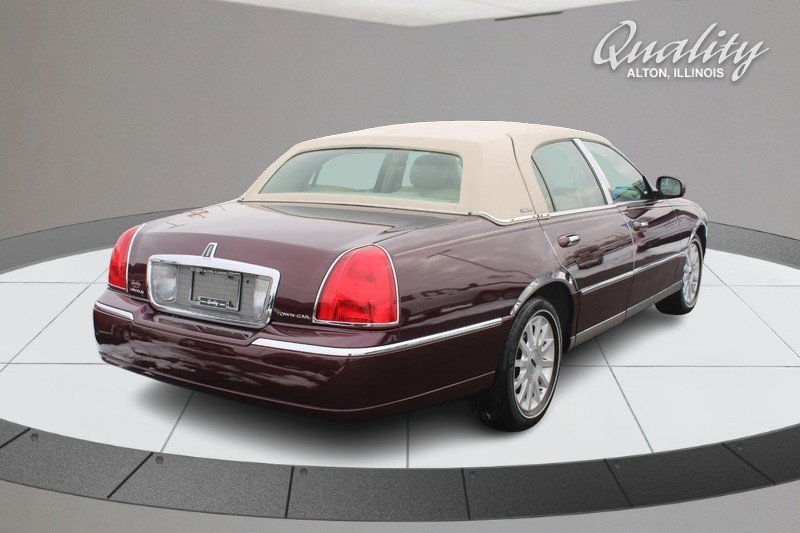 Used 2006 Lincoln Town Car Signature image 4