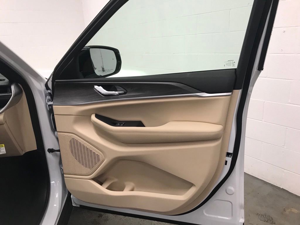 New 2025 Jeep Grand Cherokee L Limited image 41