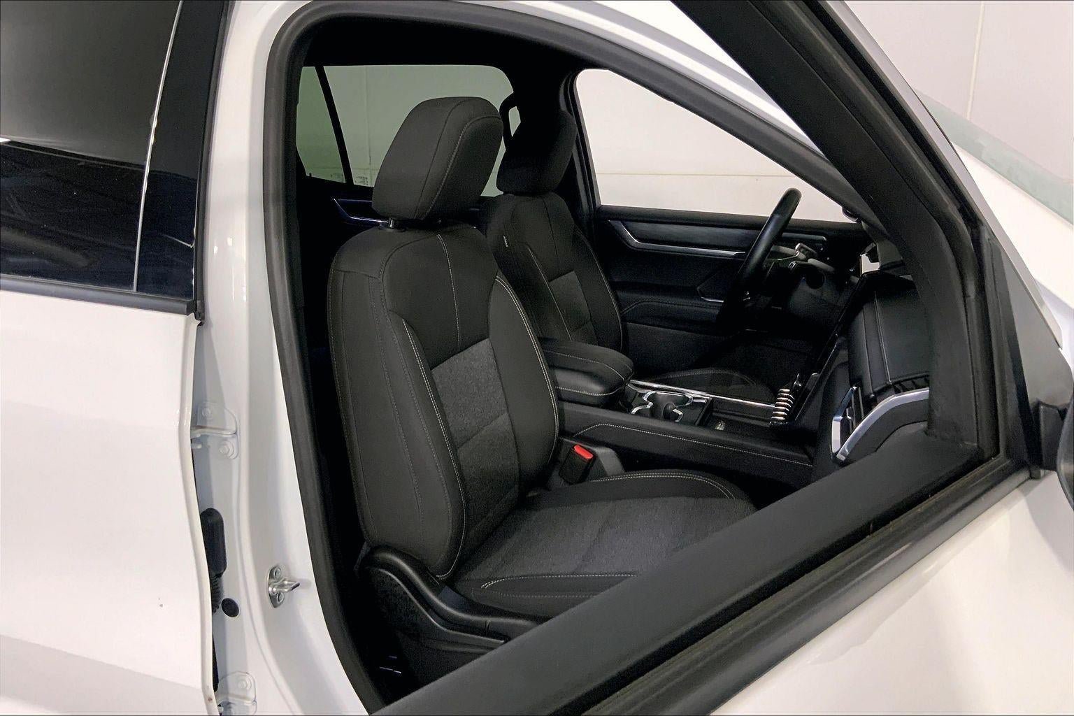 Used 2025 GMC Acadia Elevation FWD image 7
