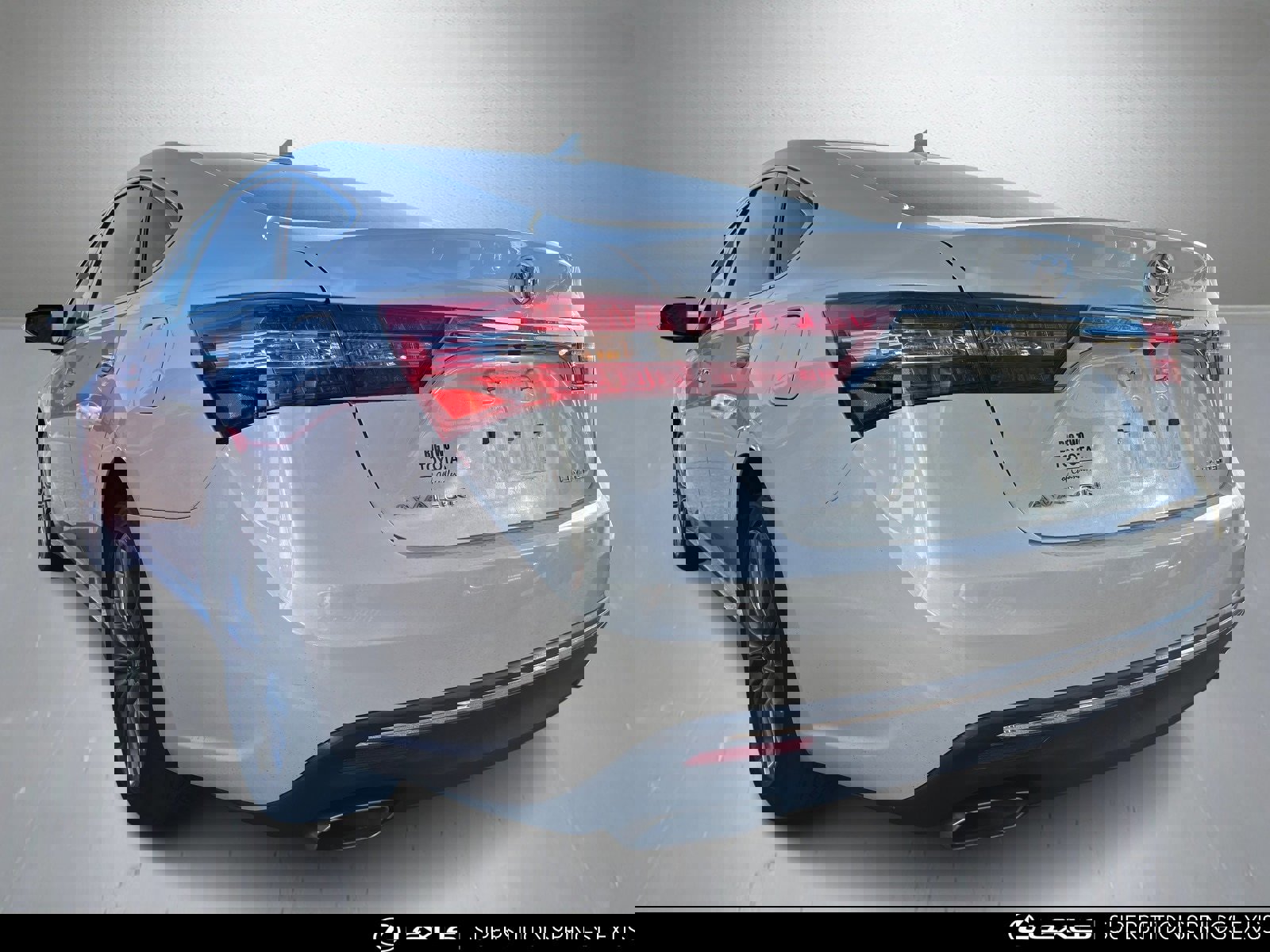 Used 2017 Toyota Avalon Limited image 4