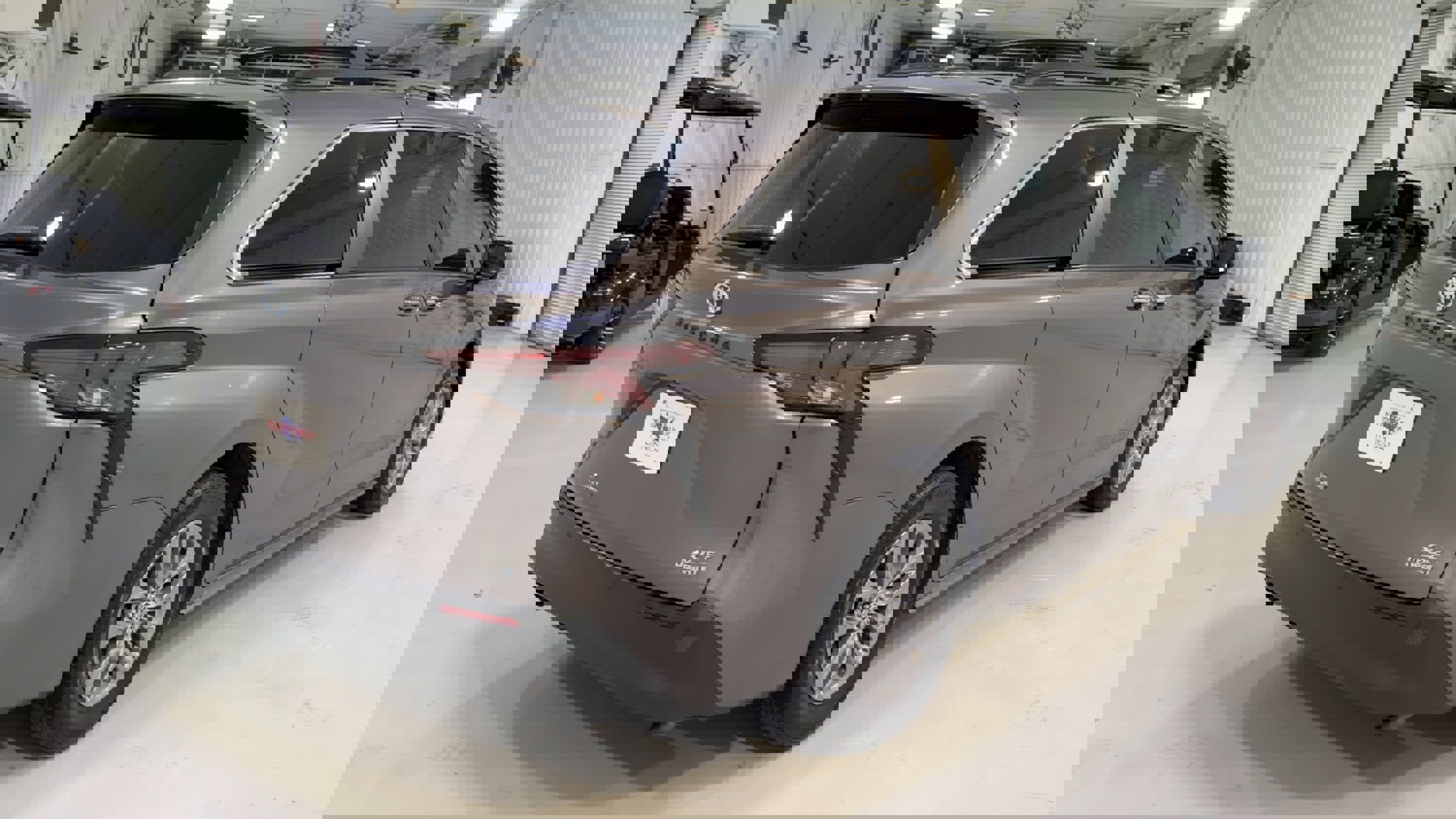 Used 2023 Toyota Sienna XLE image 9