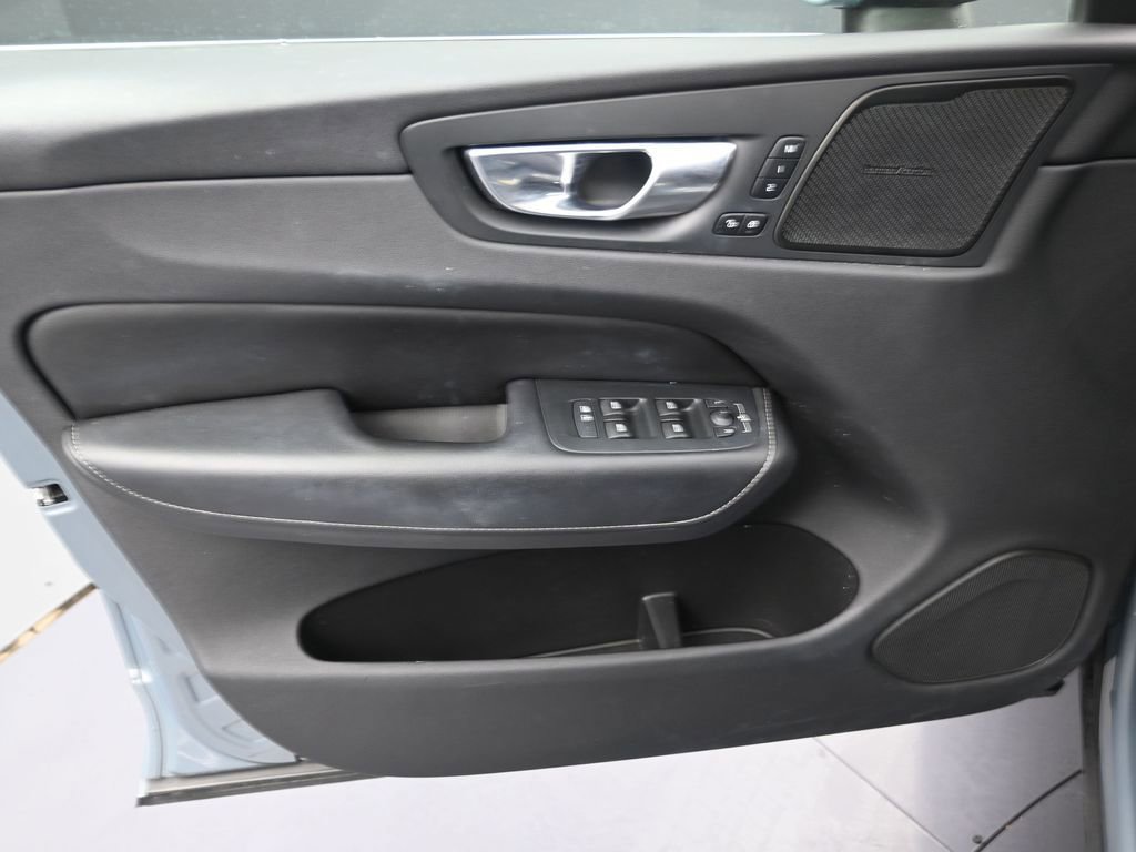 Used 2022 Volvo XC60 B5 Inscription image 11