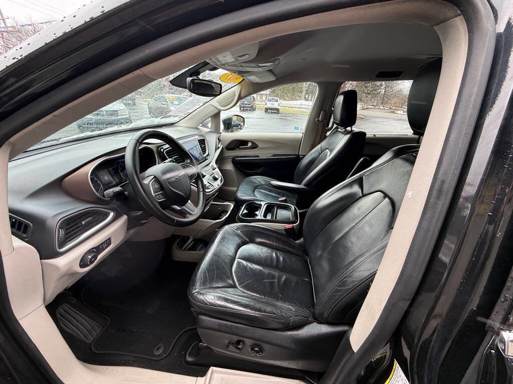 Used 2017 Chrysler Pacifica Touring-L image 2