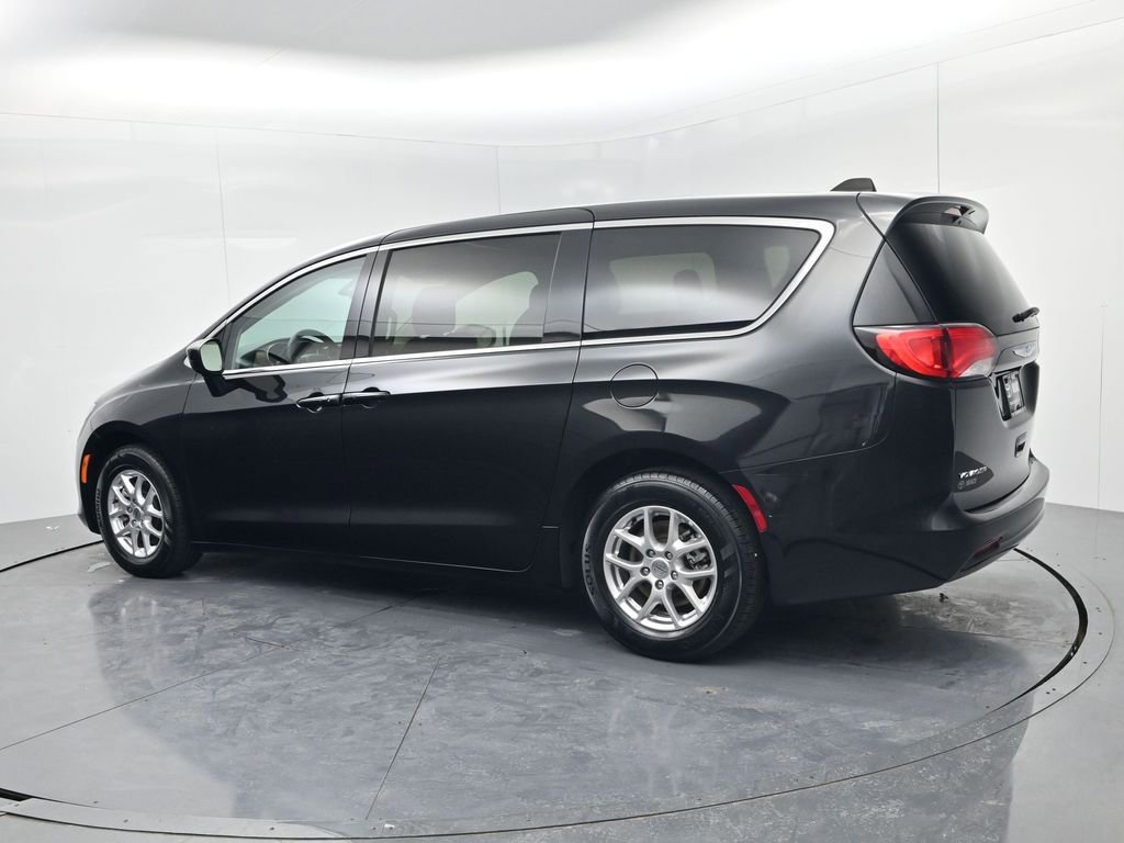 Used 2023 Chrysler Voyager LX image 5