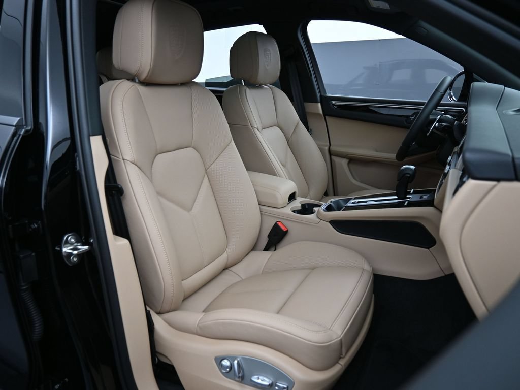 Certified 2026 Porsche Macan AWD/4WD image 30