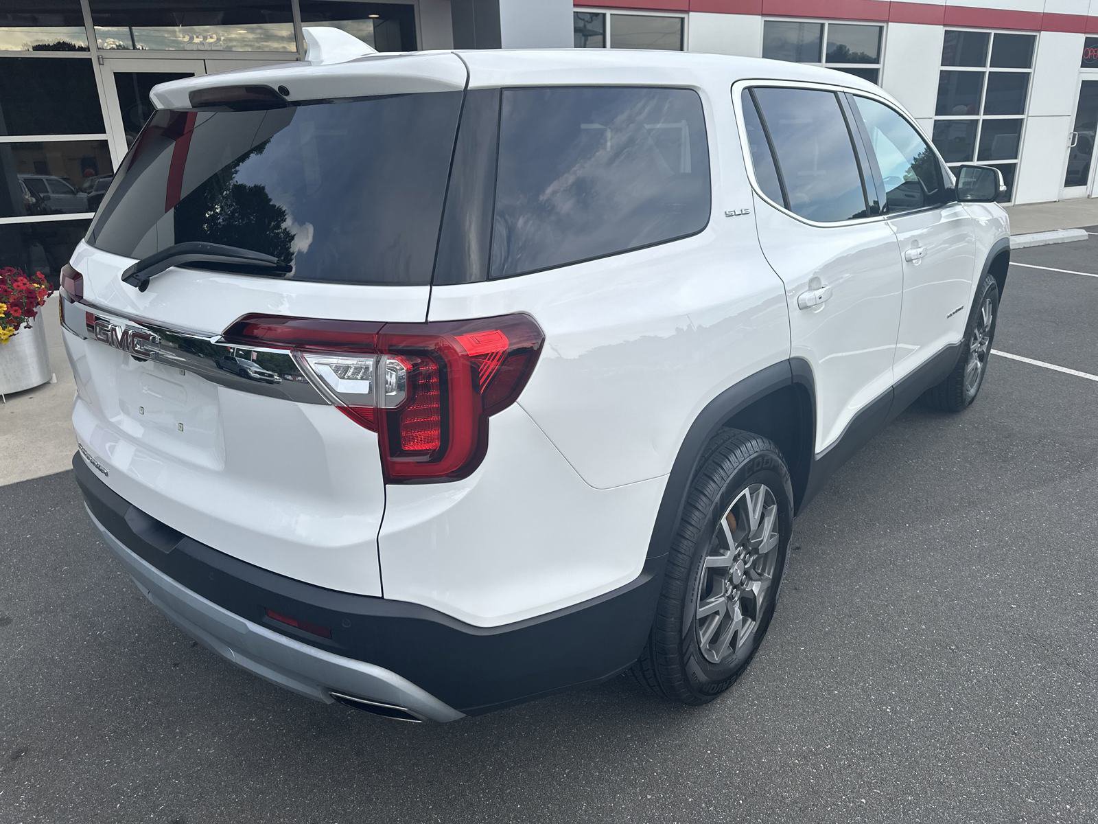 Used 2022 GMC Acadia SLE image 8