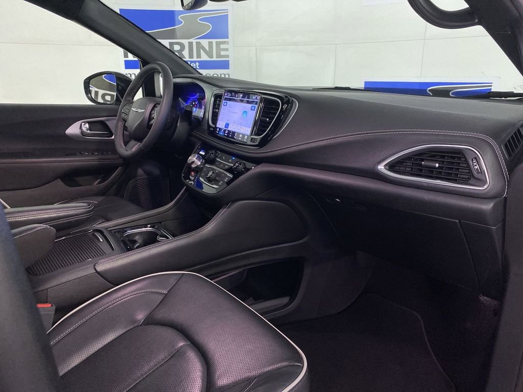 Used 2025 Chrysler Pacifica Limited image 35