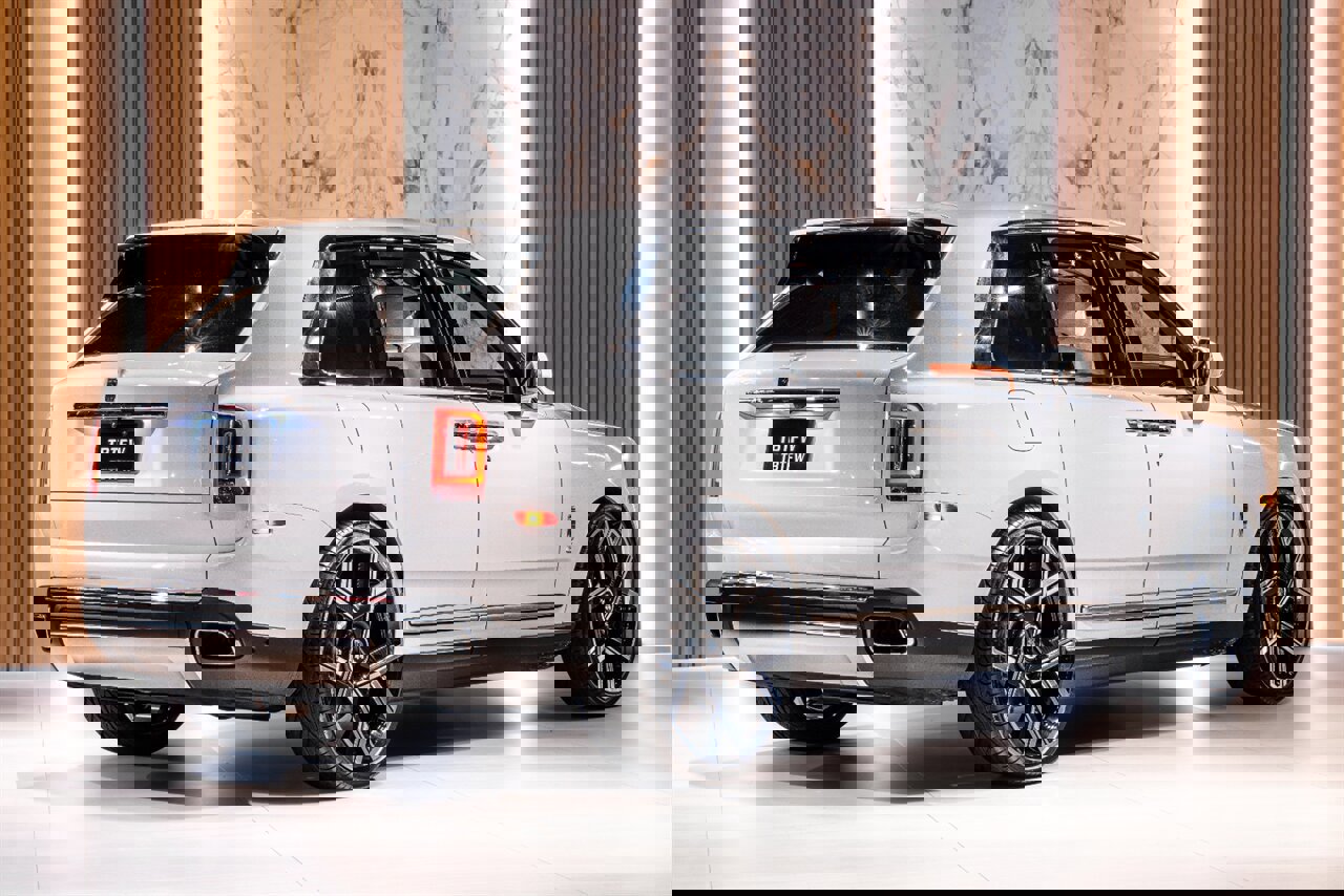 Used 2023 Rolls-Royce Cullinan w/ Cullinan Package image 5
