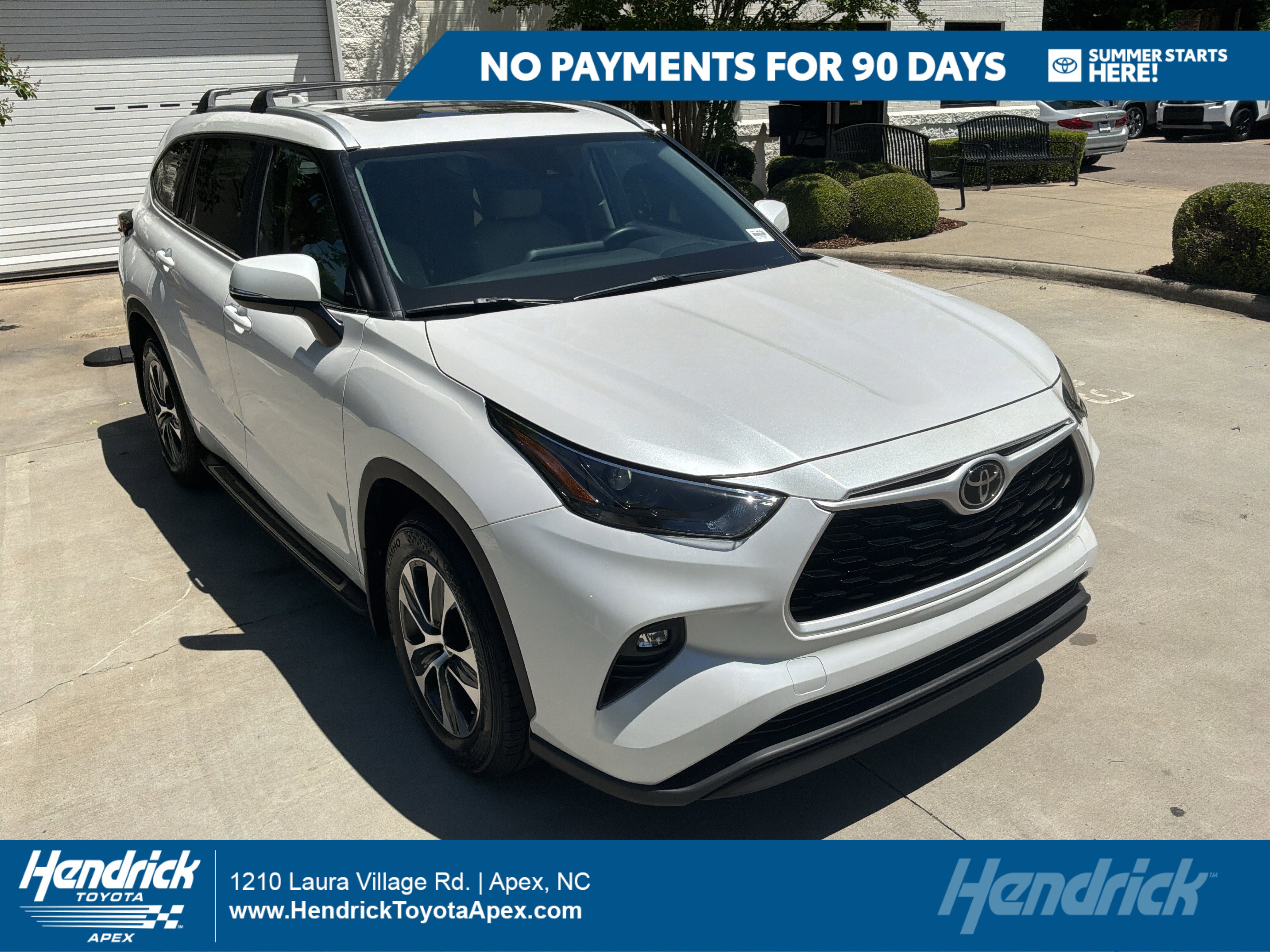 Used 2024 Toyota Highlander XLE FWD image 1