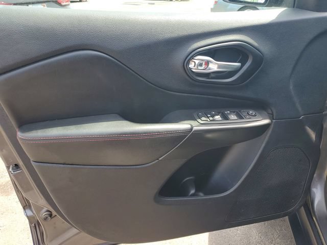 Used 2021 Jeep Cherokee Trailhawk AWD/4WD image 21