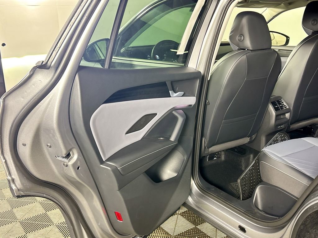 New 2025 Volkswagen Tiguan SE image 18