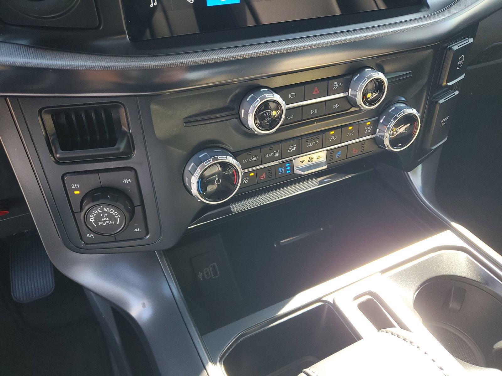 Used 2025 Ford F150 Lariat w/ Equipment Group 501A Mid AWD/4WD image 25