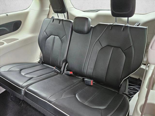 Used 2022 Chrysler Pacifica Limited w/ Uconnect Theater Family Group FWD image 19